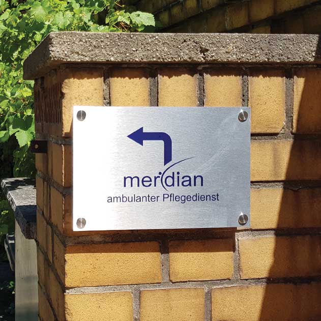 Meridian-Schild an Eingangstür